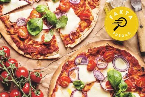 Två läckra pizzor med tomatsås, mozzarella, körsbärstomater, rödlök och basilika. Perfekt för en fredagsmyskväll!