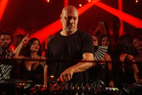 DJ calvo mixa musica al Pacha, con la folla che balla e si diverte sotto le luci rosse.