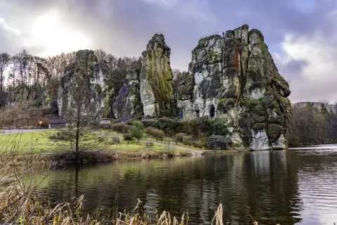 Teufelsmauer bei Detmold: Beeindruckende Felsen ragen aus dem Wasser, ein tolles Ausflugsziel in NRW.