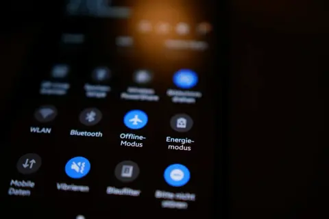 Ikona samolotu symbolizuje tryb samolotowy na ekranie telefonu.