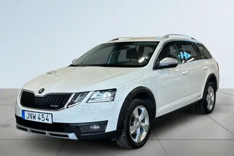 Vit Skoda Octavia Scout, redo för äventyr. Inga problem här, bara ren körglädje!
