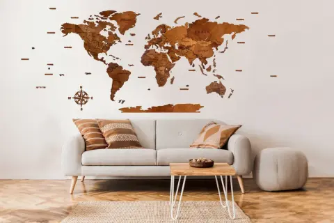 Drewniana mapa świata na ścianie nad kanapą – idealna dekoracja, by zainspirować do podróży. Co powiesić na ścianie w salonie? Oto inspiracja!
