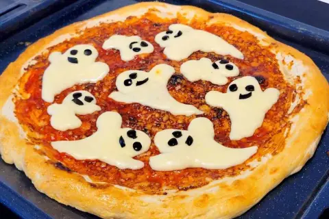 Pizza na Halloween z serowymi duchami i czarnymi oczkami. Strasznie pyszna!