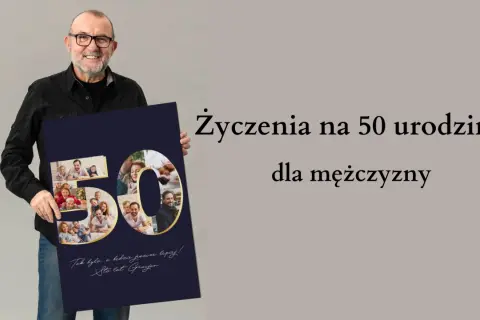 Uśmiechnięty mężczyzna prezentuje plakat z napisem "Życzenia na 50 urodziny dla mężczyzny" i kolażem zdjęć w kształcie cyfry 50.