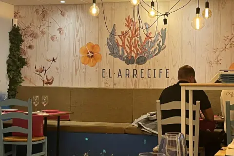 El Arrecife, un lugar ideal donde comer pescado en Almería. Decoración marina con corales y flores.