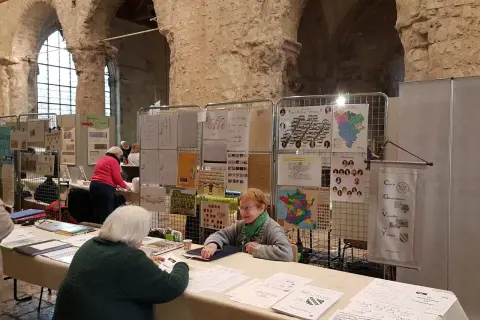 Des bénévoles présentent les archives des Yvelines en ligne état civil et des arbres généalogiques.