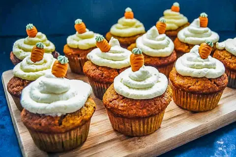 Leckere Karottenmuffins mit cremiger Glasur und kleinen Marzipan-Karotten. Ein tolles Rezept für Karottenmuffins!