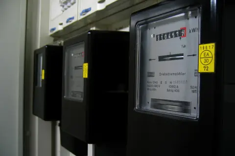 Trzy liczniki energii elektrycznej, jeden z nich pokazuje 3104572 kWh.