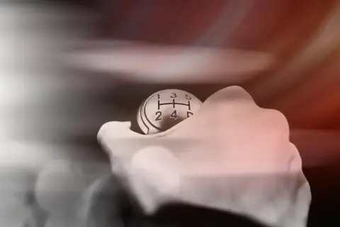 Dłoń na gałce zmiany biegów, zastanawiasz się, na jakim biegu wchodzić w zakręt.