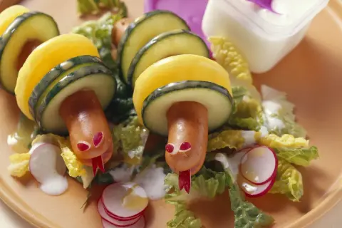 Lustige Schlangen aus Wiener Würstchen und Gemüse. Tolle Ideen für Kinderrezepte mit Wiener!