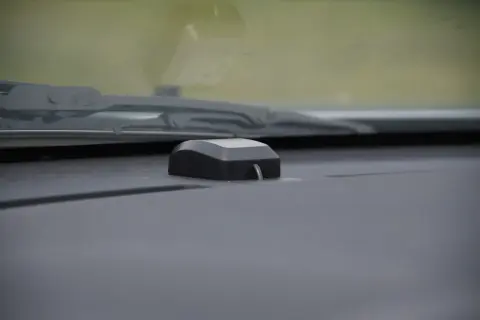 Antena GPS umieszczona na desce rozdzielczej, blisko przedniej szyby, zapewnia dobry odbiór sygnału.
