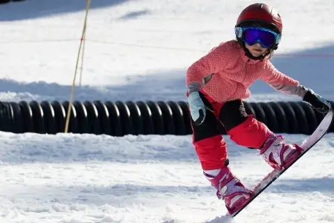 Jak nauczyć dziecko jazdy na snowboardzie bez frustracji i kontuzji