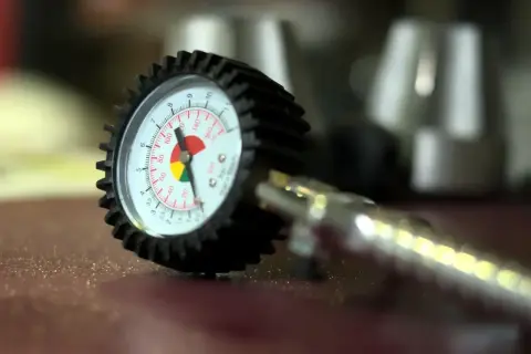Manometr do wyłącznika ciśnieniowego do hydroforu. Regulacja ciśnienia wody jest kluczowa dla prawidłowego działania instalacji.
