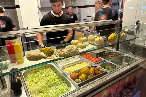 Kebab w Polsce: witryna z dodatkami, warzywami i ozdobnymi dyniami.