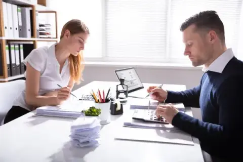 Praca po studiach finanse i rachunkowość – jak uniknąć trudności w karierze?