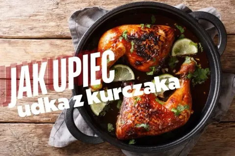 Soczyste podudzie z kurczaka w sosie, ozdobione limonką i kolendrą. Idealne na obiad.