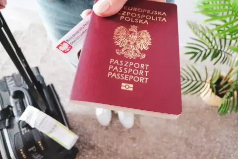 Gotowy paszport i dowód osobisty do podróży do Rumunii w strefie Schengen. Czas na wakacje!