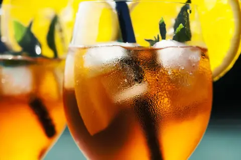 Orzeźwiający aperol bezalkoholowy z lodem, plasterkiem pomarańczy i miętą. Idealny na upalne dni.