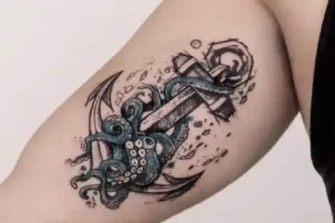 Tatuaz morze: ośmiornica oplatająca kotwicę, symbol głębin i przygód.