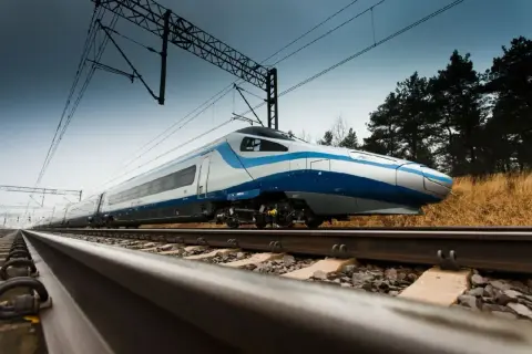 Pendolino pędzi po torach. Zastanawiasz się, ile jedzie Pendolino z Warszawy do Gdańska? Szybko!