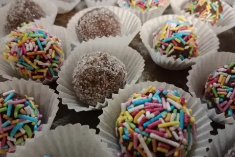 Bunte Schokokugeln mit Streuseln und einige in Zucker gewälzt. Ein leckeres Schokokugeln Rezept für jeden Anlass.