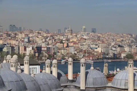 Widok na rozległe dzielnice Stambułu, z dominującą wieżą Galata i licznymi kopułami w pierwszym planie.