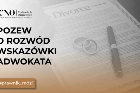 Pozew o rozwód wzór uzasadnienia. Dokumenty prawne, obrączki i pióro na tle tekstu "Divorce". #prawnik_radzi