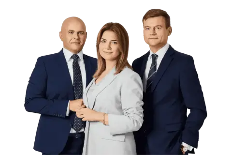 Trzy osoby w garniturach na czarnym tle.
