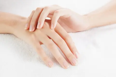 Delikatne dłonie z naturalnymi, zadbanymi paznokciami. Sekret jak mieć ładne paznokcie tkwi w prostocie i pielęgnacji.