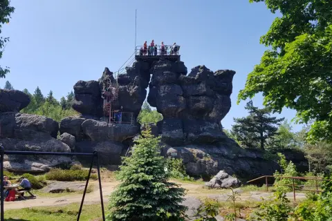 Menschen erklimmen eine Aussichtsplattform auf bizarren Felsen. Ein tolles Ziel für Görlitz Wandern.