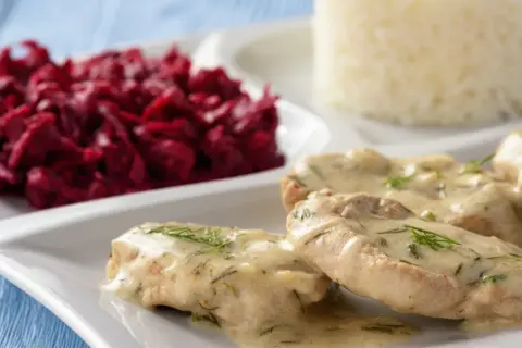 Polędwiczki w sosie chrzanowym z koperkiem, podane z buraczkami i ryżem. Pyszny obiad gotowy!
