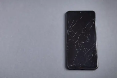 Pęknięty ekran w telefonie? Jak ocenić i czy warto naprawiać?