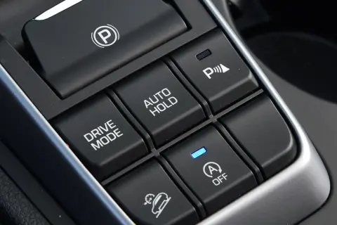 Przyciski w samochodzie: hamulec postojowy, Drive Mode, Auto Hold, asystent parkowania, kontrola zjazdu ze wzniesienia i Start-Stop. Hill holder ułatwia ruszanie pod górę.