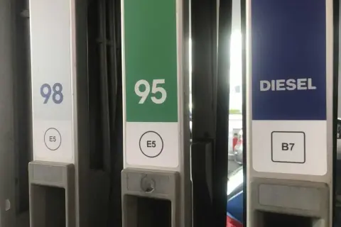 Na stacji paliw widoczne oznaczenie benzyny: 98, 95 (E5) oraz Diesel (B7).