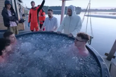 Eksperyment z lodem i solą: Jak obniżyć temperaturę do -21°C w domu?