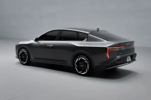 Nowoczesny kia sedan w kolorze grafitowym, z futurystycznymi światłami LED i aerodynamiczną sylwetką.