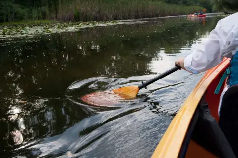 Skręcanie kajakiem: Opanuj kluczowe techniki i płyń pewnie!