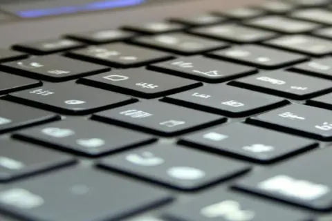 Jak włączyć klawiaturę ekranową w Windows i uniknąć problemów z pisaniem