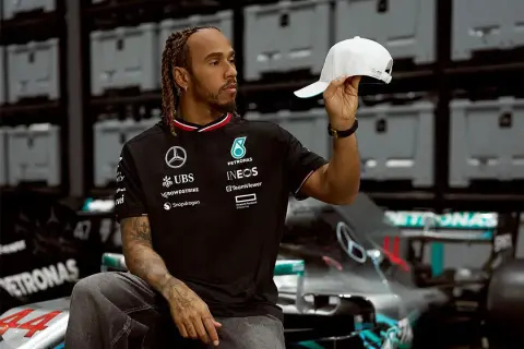 Oficjalny sklep Mercedes AMG F1 – odkryj unikalne akcesoria i odzież