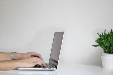 Co kryje się za błyszczącymi liczbami? Porównanie najpopularniejszych ofert promocyjnych online