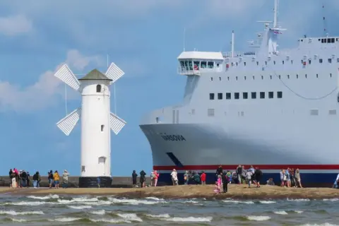 Ile aut zabiera prom w Świnoujściu? Zaskakujące fakty o pojemności