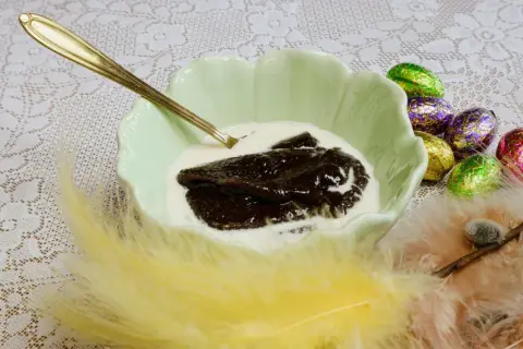 En skål med mörk memma och grädde, redo att avnjutas. Ett klassiskt memma recept för påsken.