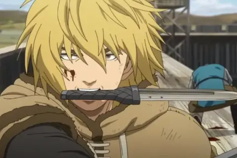 Thorfinn mit einem Messer im Mund, bereit für den Kampf. Ein blutiges Zeichen für die kommende Vinland Saga Staffel 3.