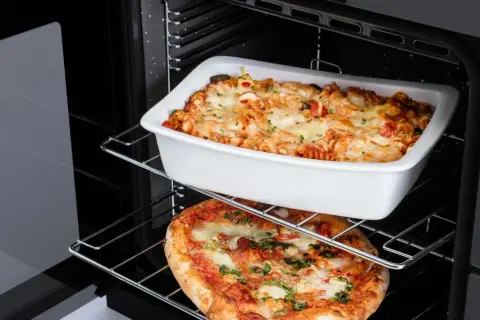 Ofen mit zwei Ebenen: oben Auflauf, unten Pizza. Perfekt für die Grillfunktion im Backofen.