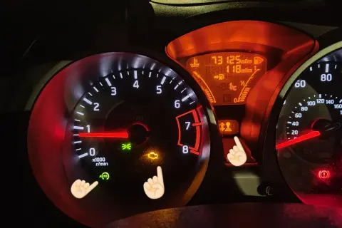 Kontrolki Nissan Juke: obrotomierz, prędkościomierz, wskaźnik paliwa i temperatury. Świecą się kontrolki silnika i hamulca.
