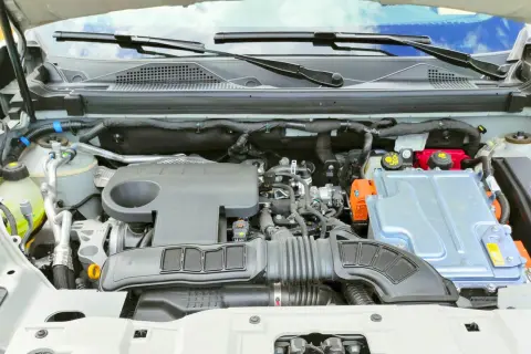 Vista detallada de los motores Dacia Duster, mostrando componentes eléctricos y mecánicos.