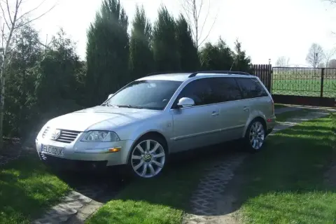 Srebrny Passat B5 kombi na podjeździe. Zwróć uwagę na felgi, ich rozstaw śrub jest kluczowy dla dopasowania.