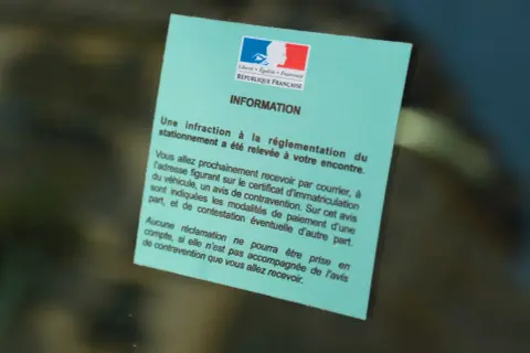 Avis d'infraction pour stationnement gênant, avec les informations sur le paiement et la contestation.