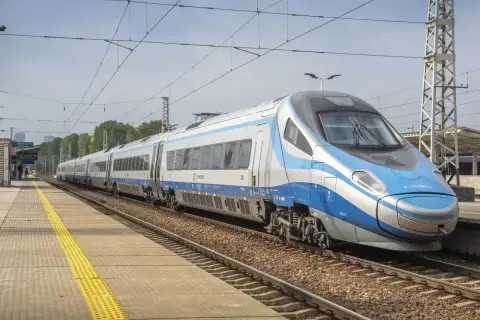 Nowoczesny pociąg Pendolino na torach. Planujesz podróż Kraków - Split? Sprawdź cenę biletu i zarezerwuj już dziś!