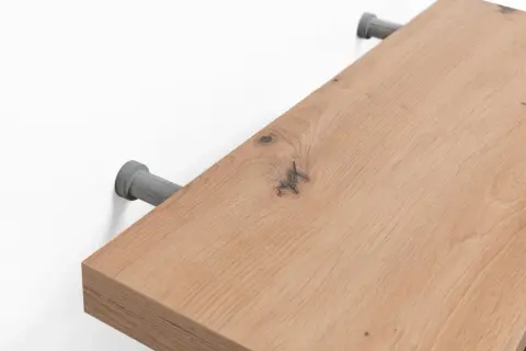 Étagère en bois fixée au mur avec des supports discrets, une solution astucieuse pour fixer une étagère sans équerre visible.